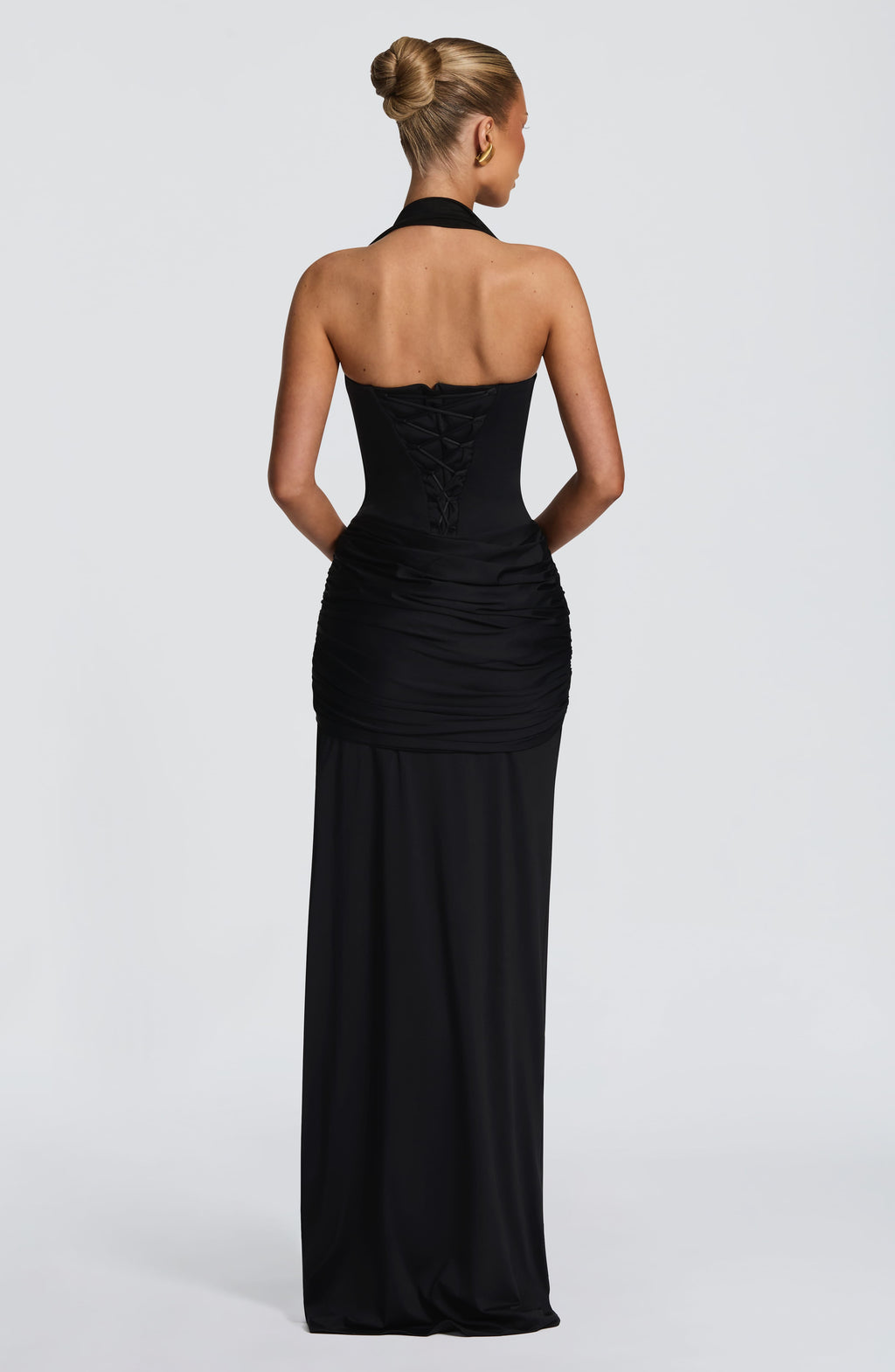 Mujer con el vestido Gema™ negro para ir de invitada a una boda, foto 3