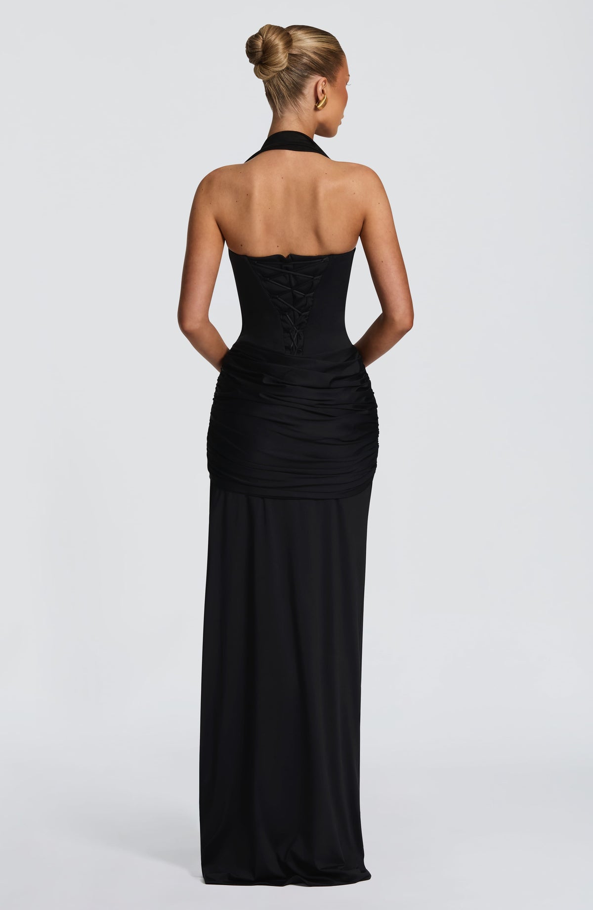 Mujer con el vestido Gema™ negro para ir de invitada a una boda, foto 3