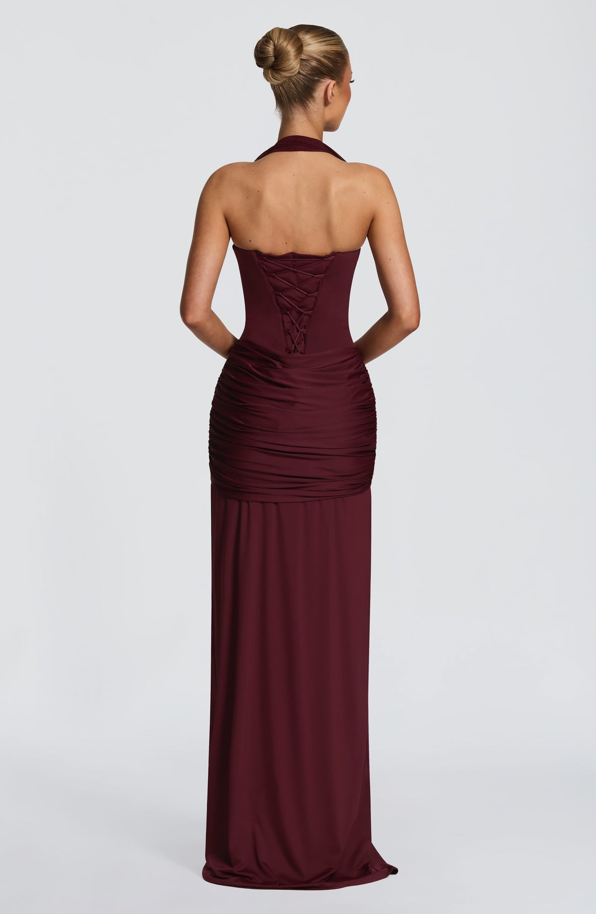 Mujer con el vestido Gema™ cereza para ir de invitada a una boda, foto 3