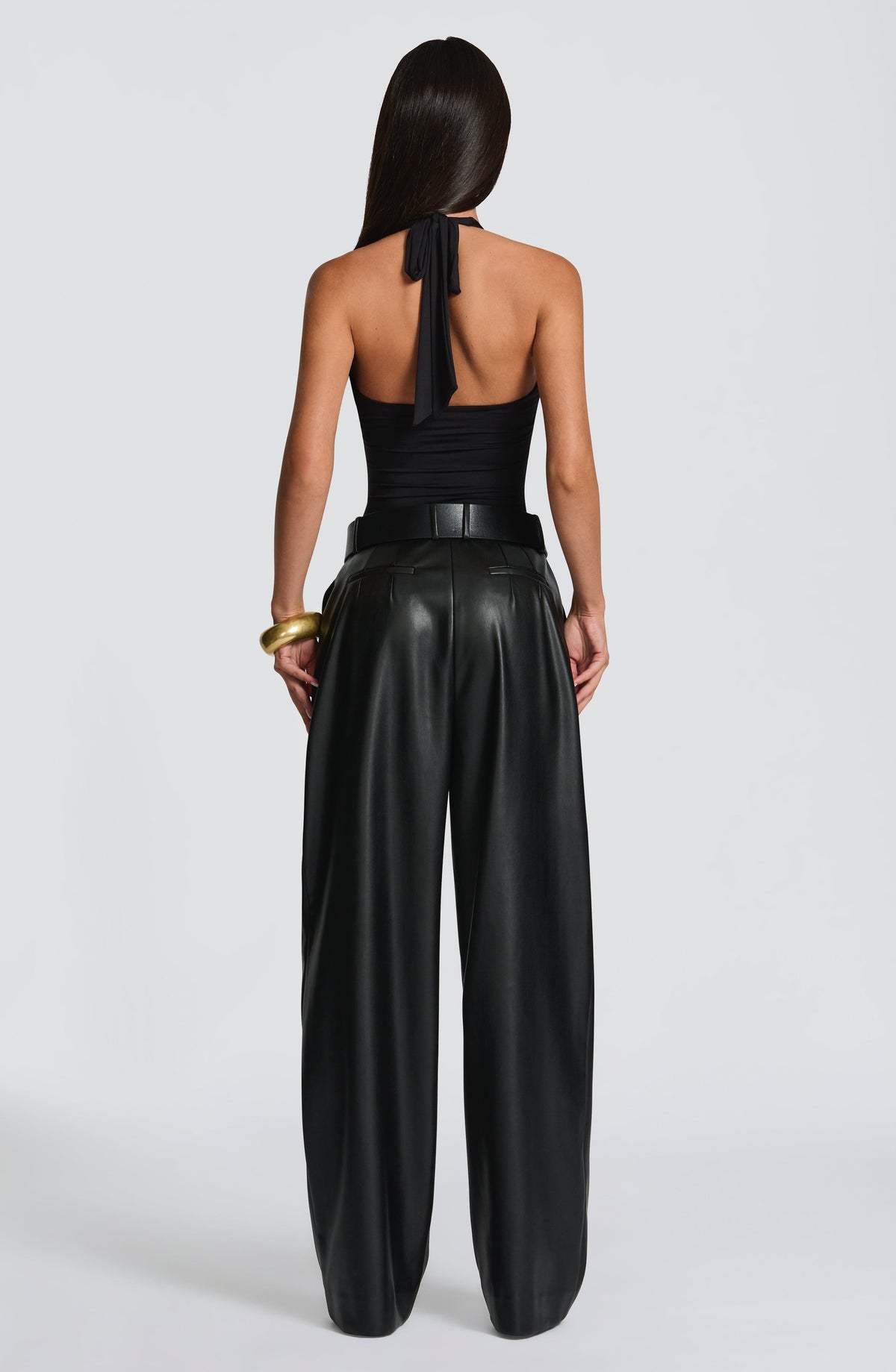 Mujer con pantalón de polipiel negro Gloria™ para una fiesta, foto 3