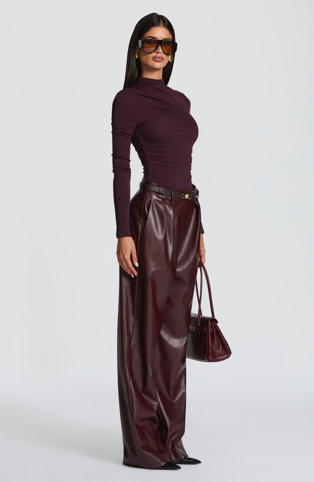 Mujer con pantalón de polipiel morado Gloria™ para una fiesta, foto 3