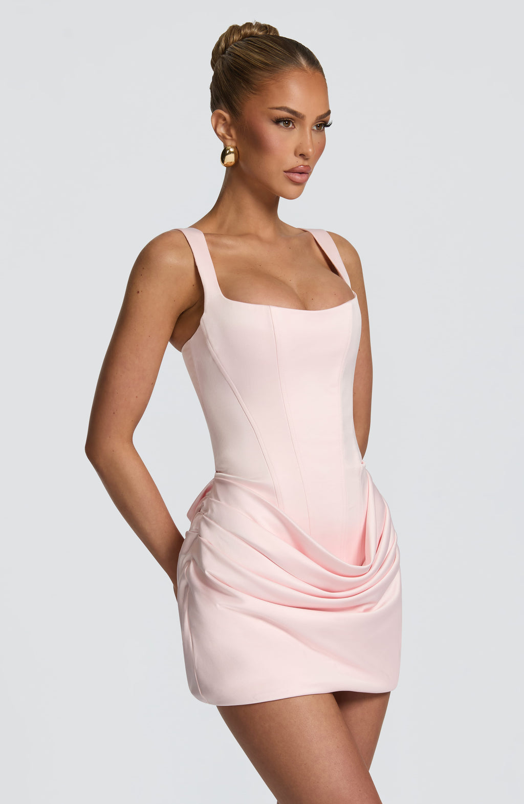 Mujer con el vestido Isabel™ rosa para un cóctel, foto 3