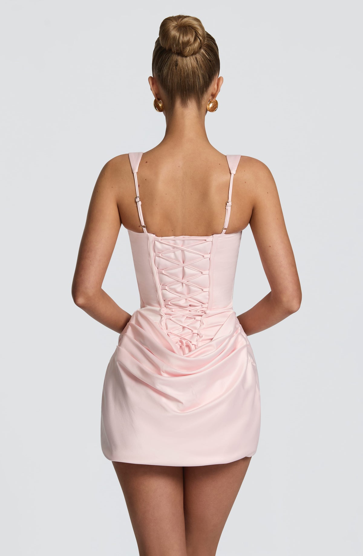 Isabel™ en rosa, vestido corto de satén, con corsé