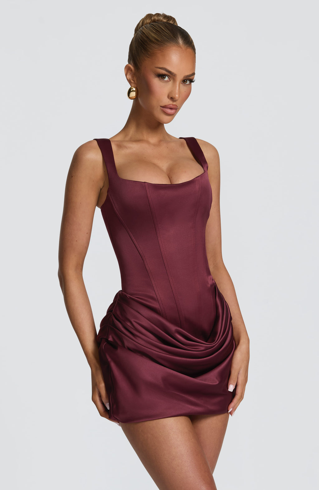 Mujer con el vestido Isabel™ cereza para un cóctel, foto 3