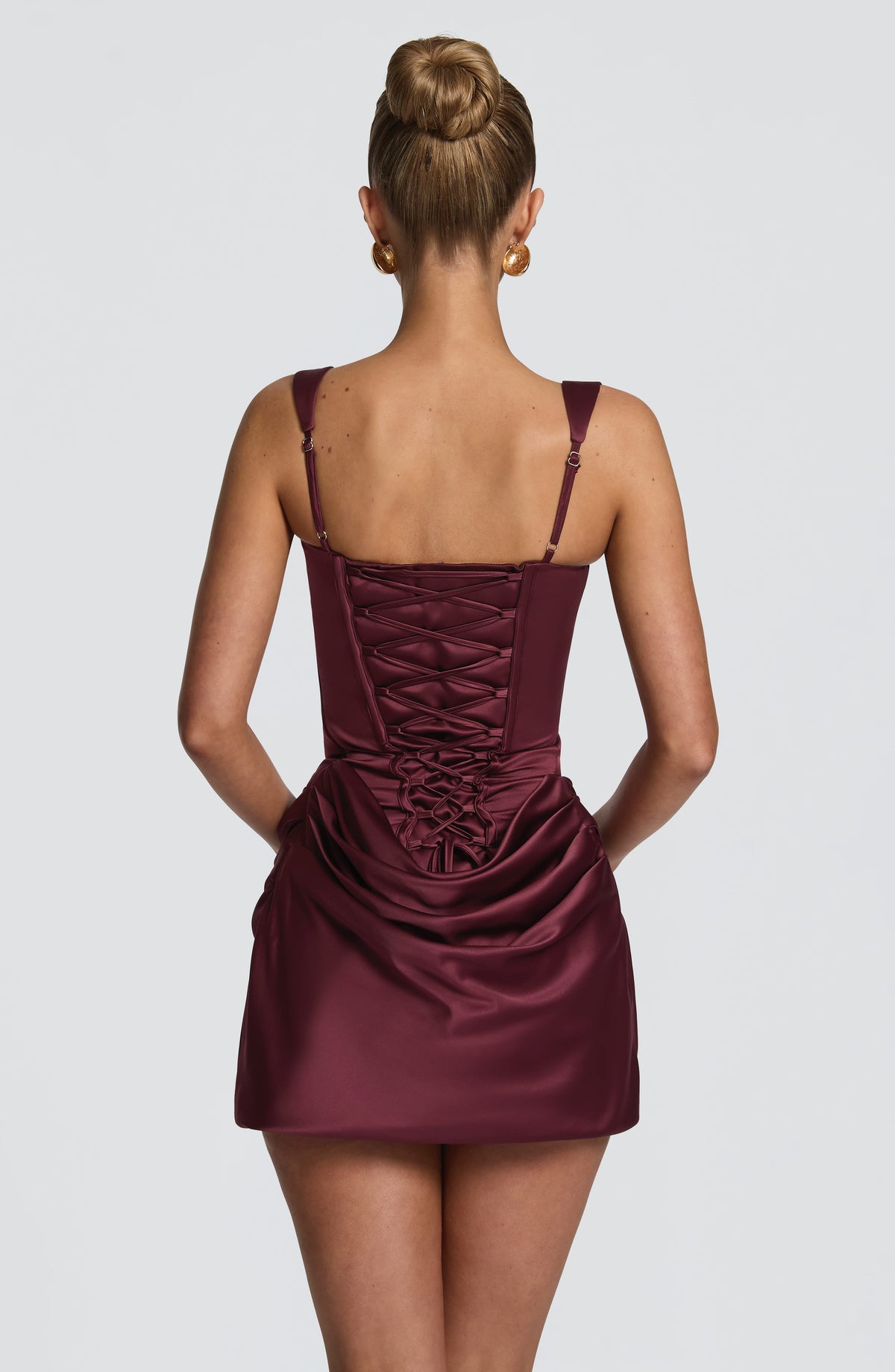 Isabel™ en cereza, vestido corto de satén, con corsé