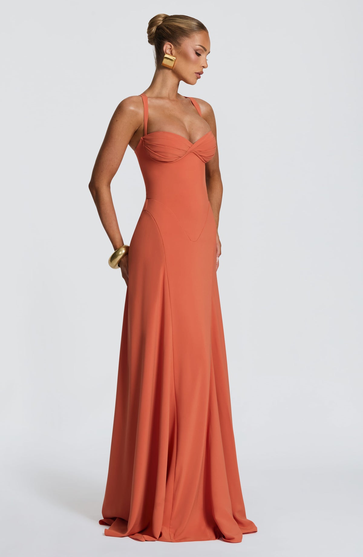 Mujer con el vestido Irene™ naranja para ir de invitada a una boda, foto 3