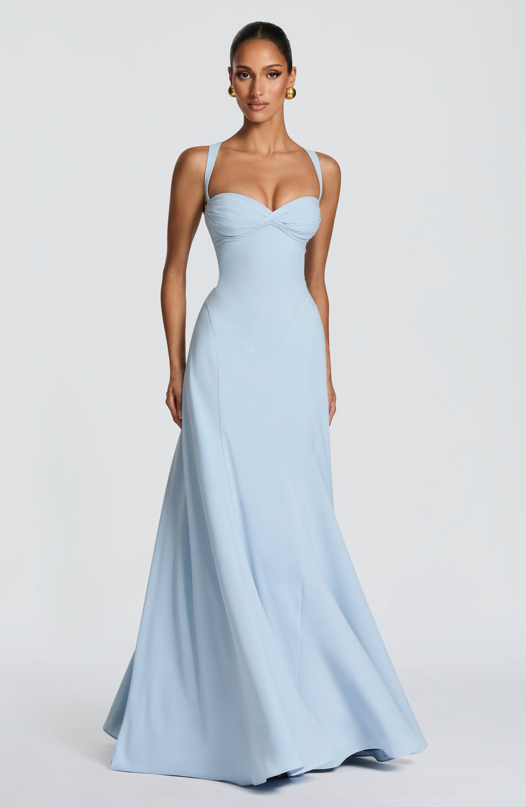 Mujer con el vestido Irene™ azul glaciar para ir de invitada a una boda, foto 3