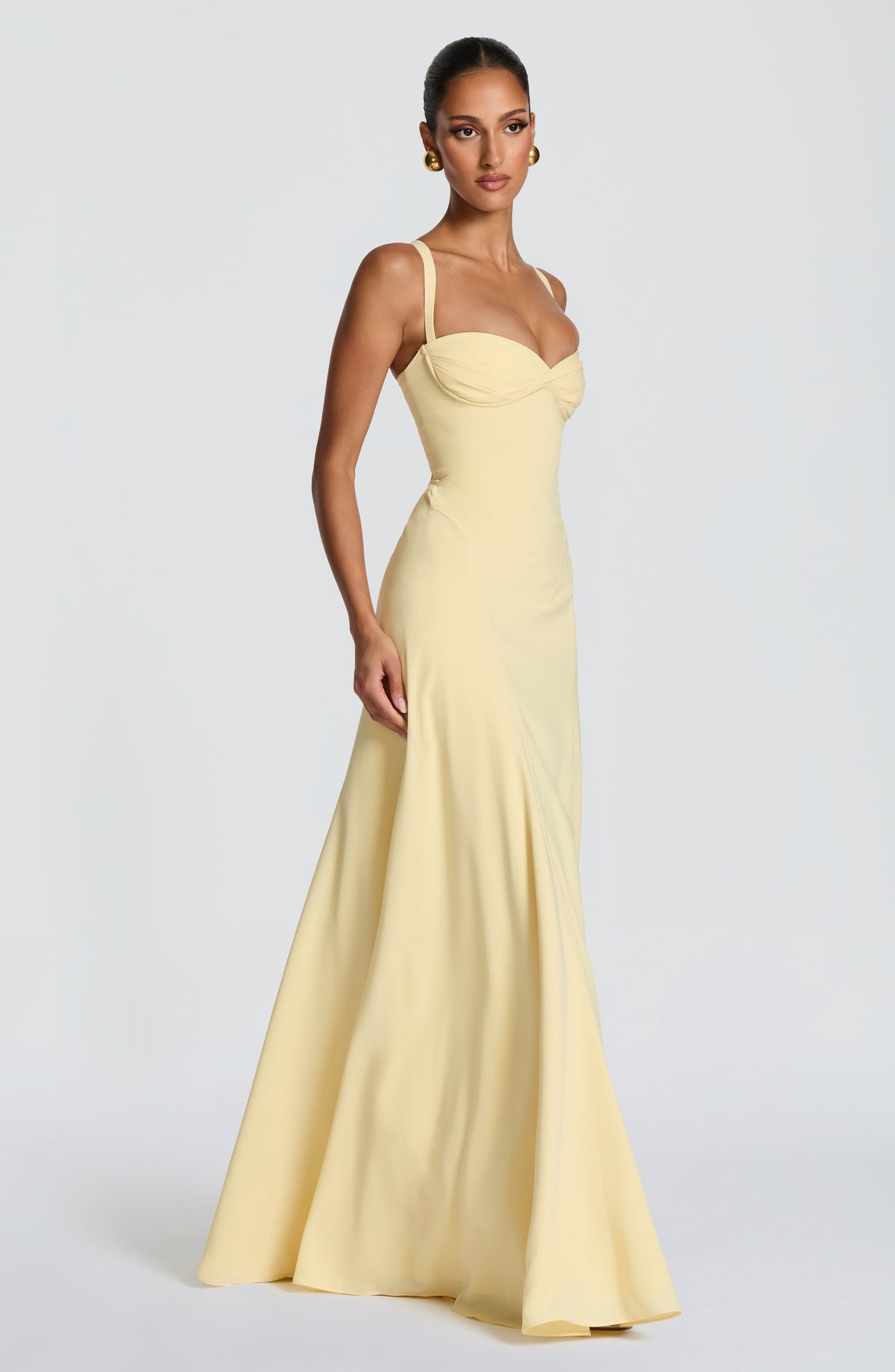Mujer con el vestido Irene™ amarillo limón para ir de invitada a una boda, foto 3