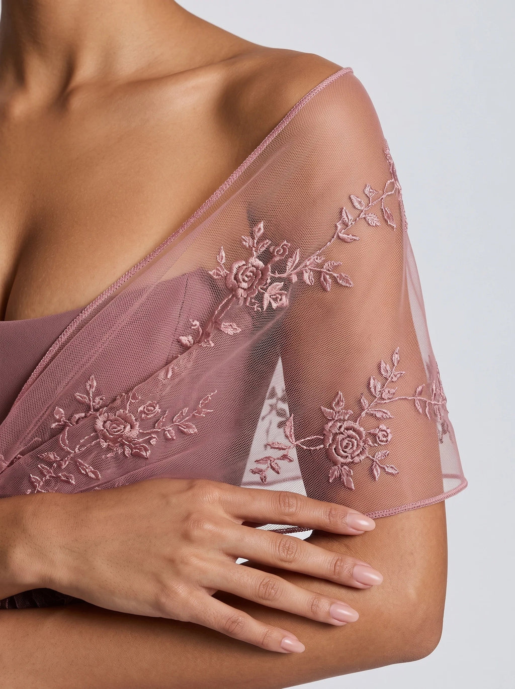 Jana™ en rosa, estola de tul bordado, detalle del tejido