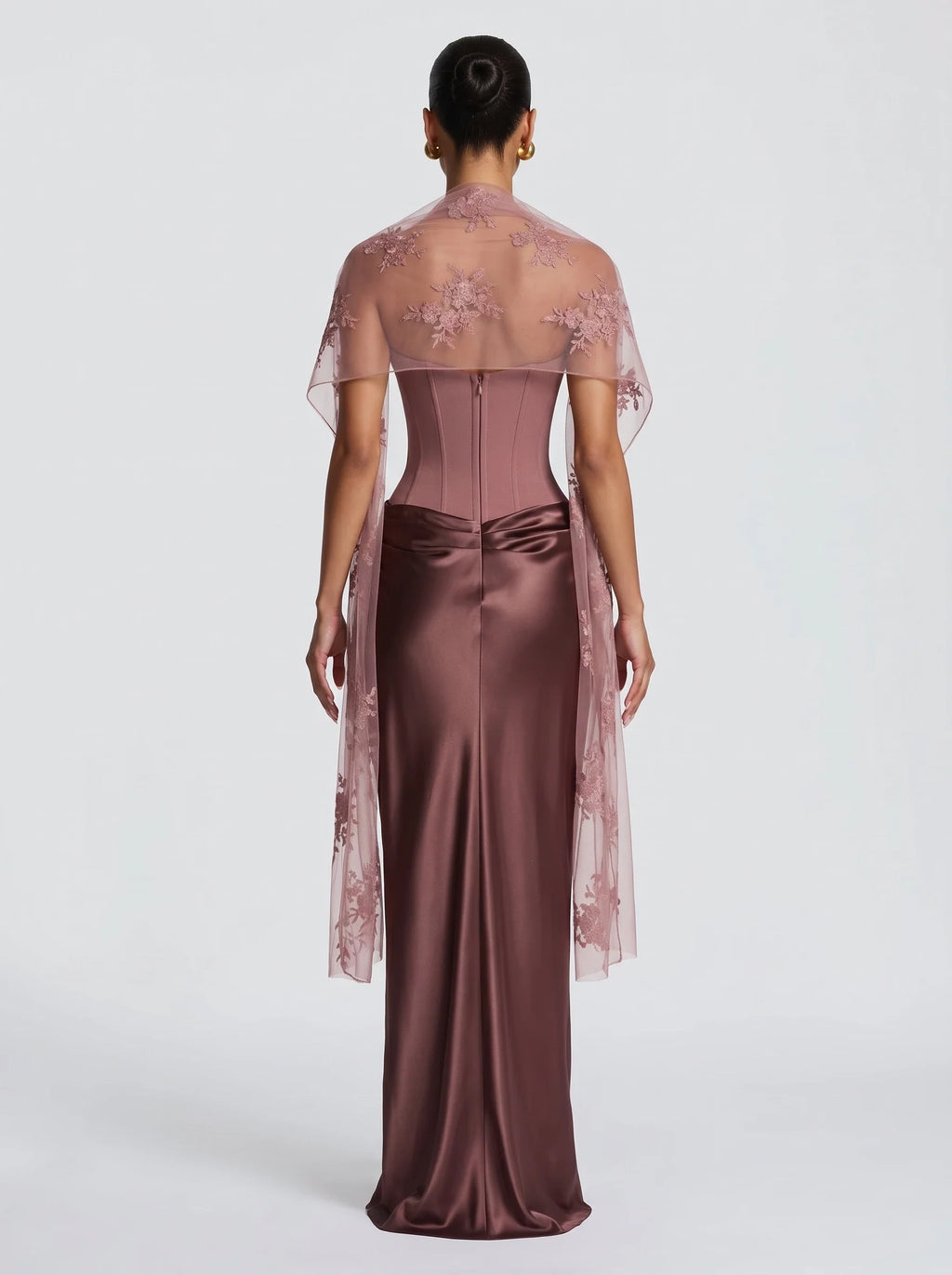 Mujer con estola de tul bordado rosa Jana™ para una boda, vista de espalda