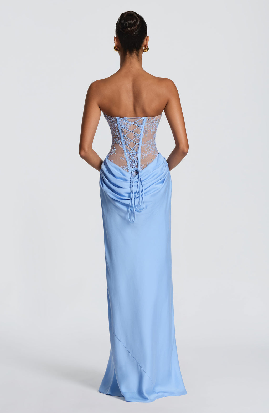 Mujer con el vestido Catalina™ celeste para ir de invitada a una boda, foto 3