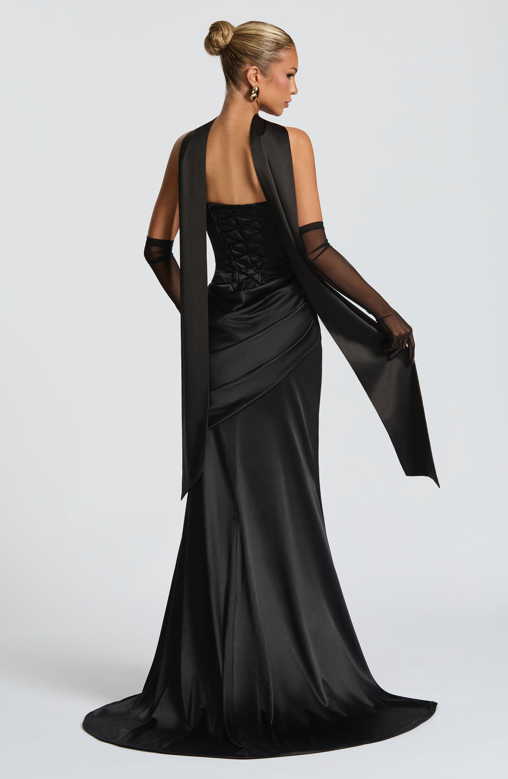 Cristina™ en negro, vestido largo con cola, con corsé