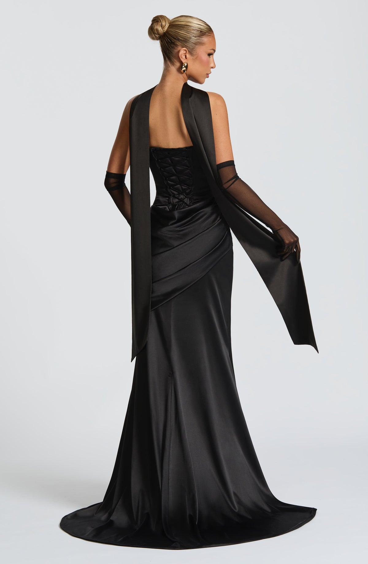 Cristina™ en negro, vestido largo con cola, con corsé