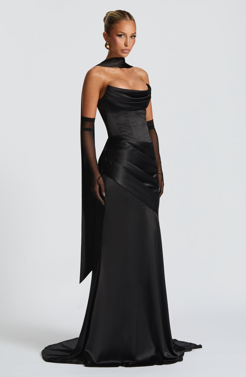 Mujer con el vestido Cristina™ negro para tu graduación, foto 3