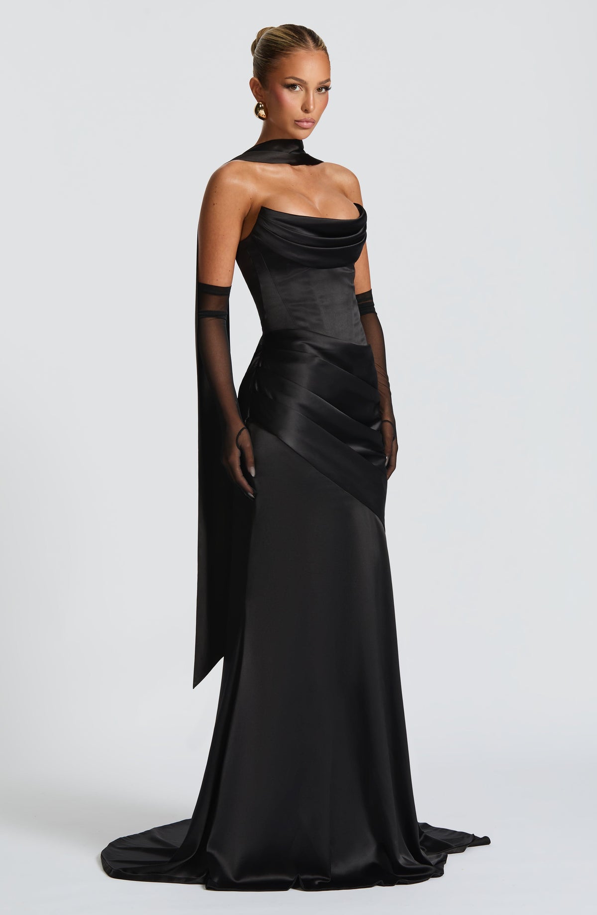 Mujer con el vestido Cristina™ negro para tu graduación, foto 3
