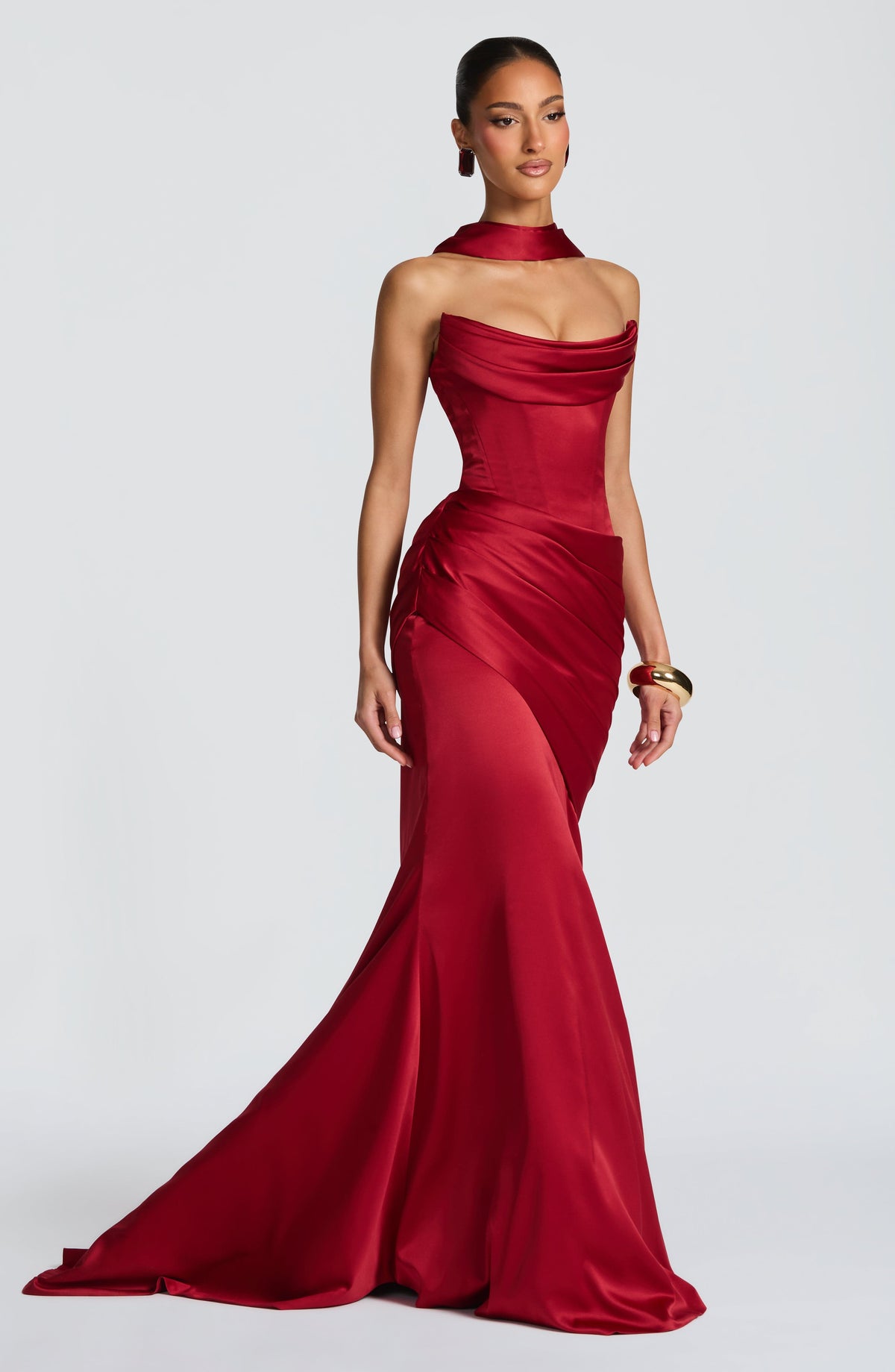 Cristina™ en rojo, vestido largo con cola, con corsé