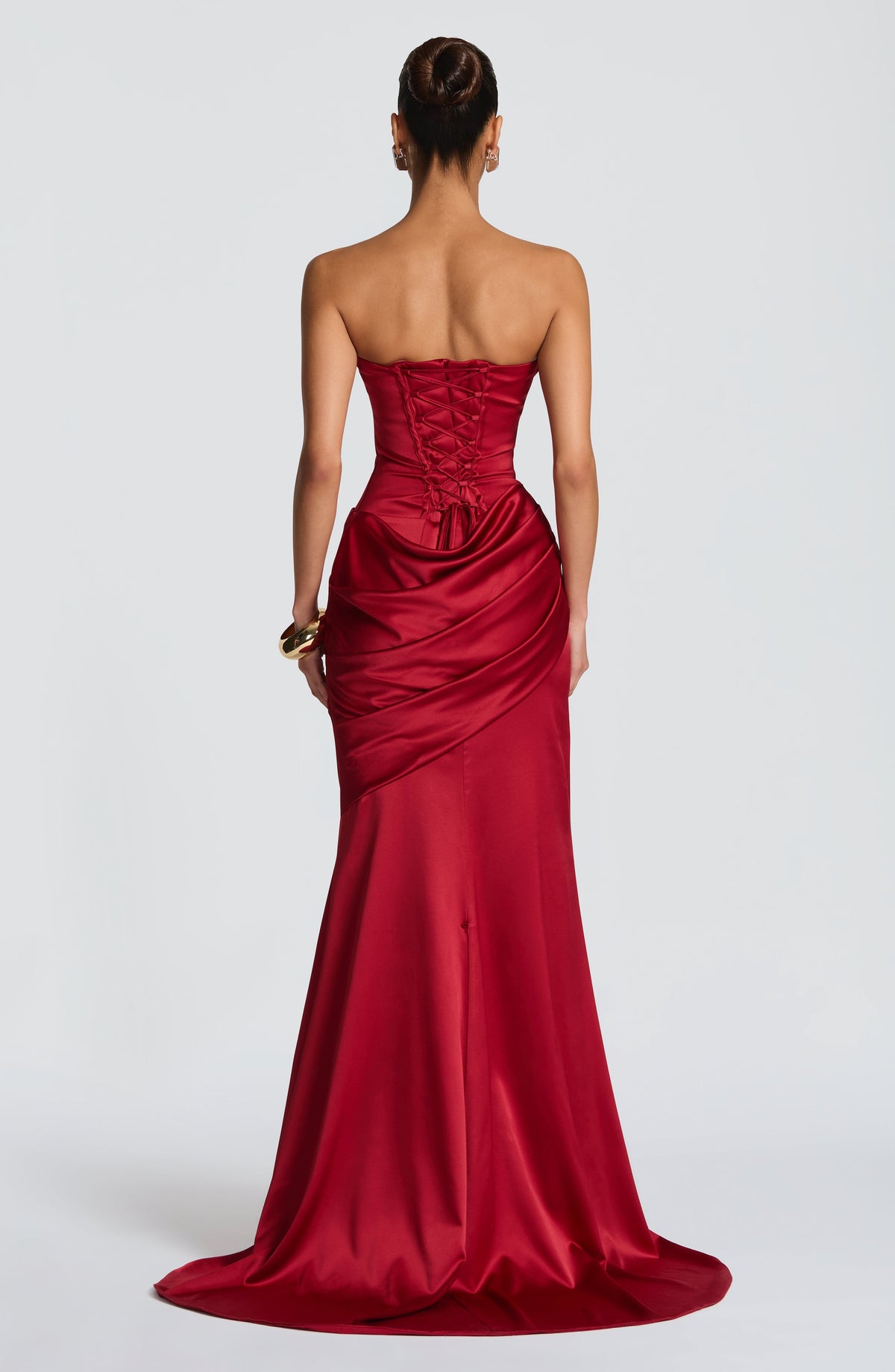 Mujer con el vestido Cristina™ rojo para tu graduación, foto 3