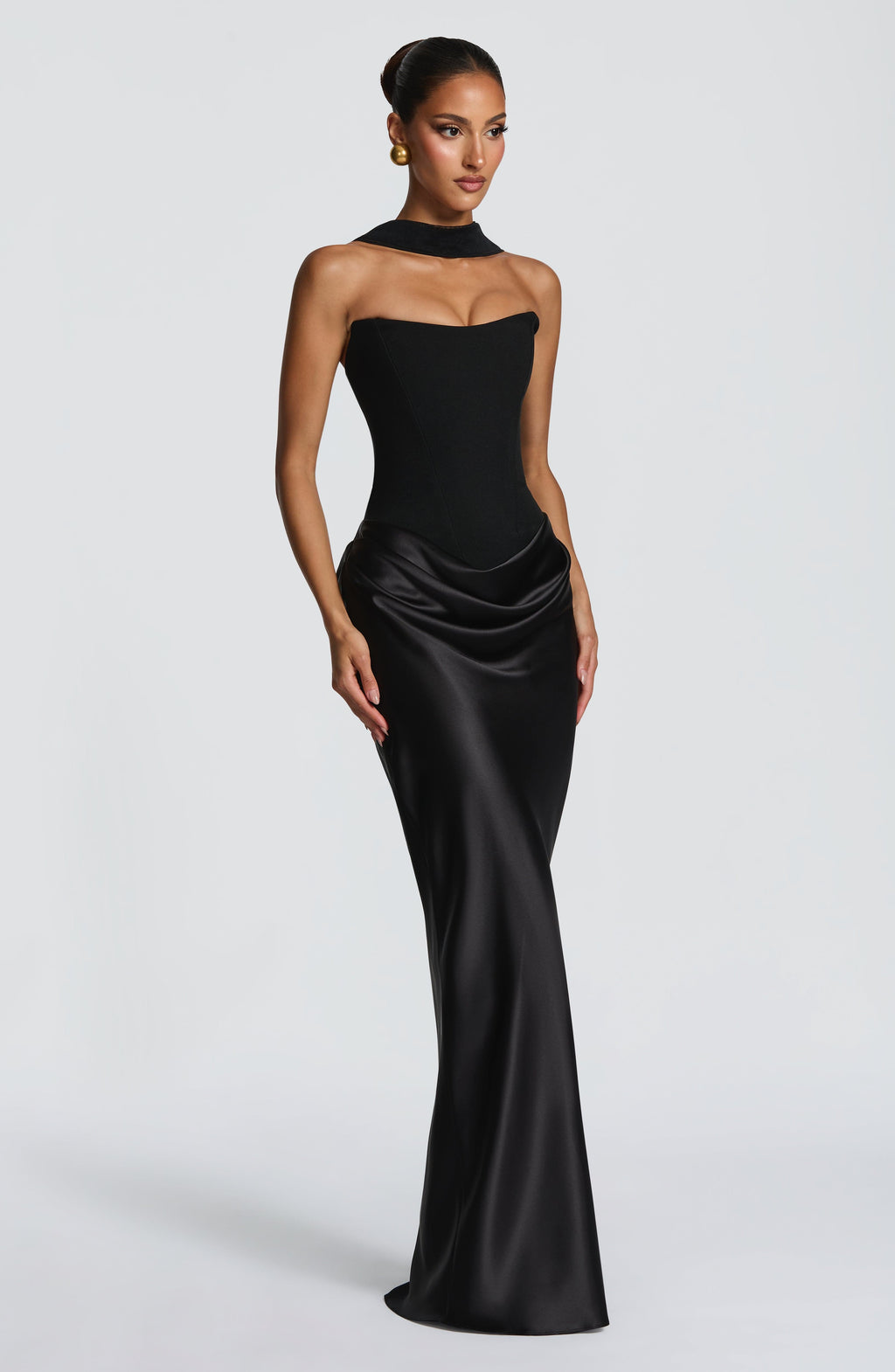 Mujer con el vestido Marta™ negro para ir de invitada a una boda, foto 3