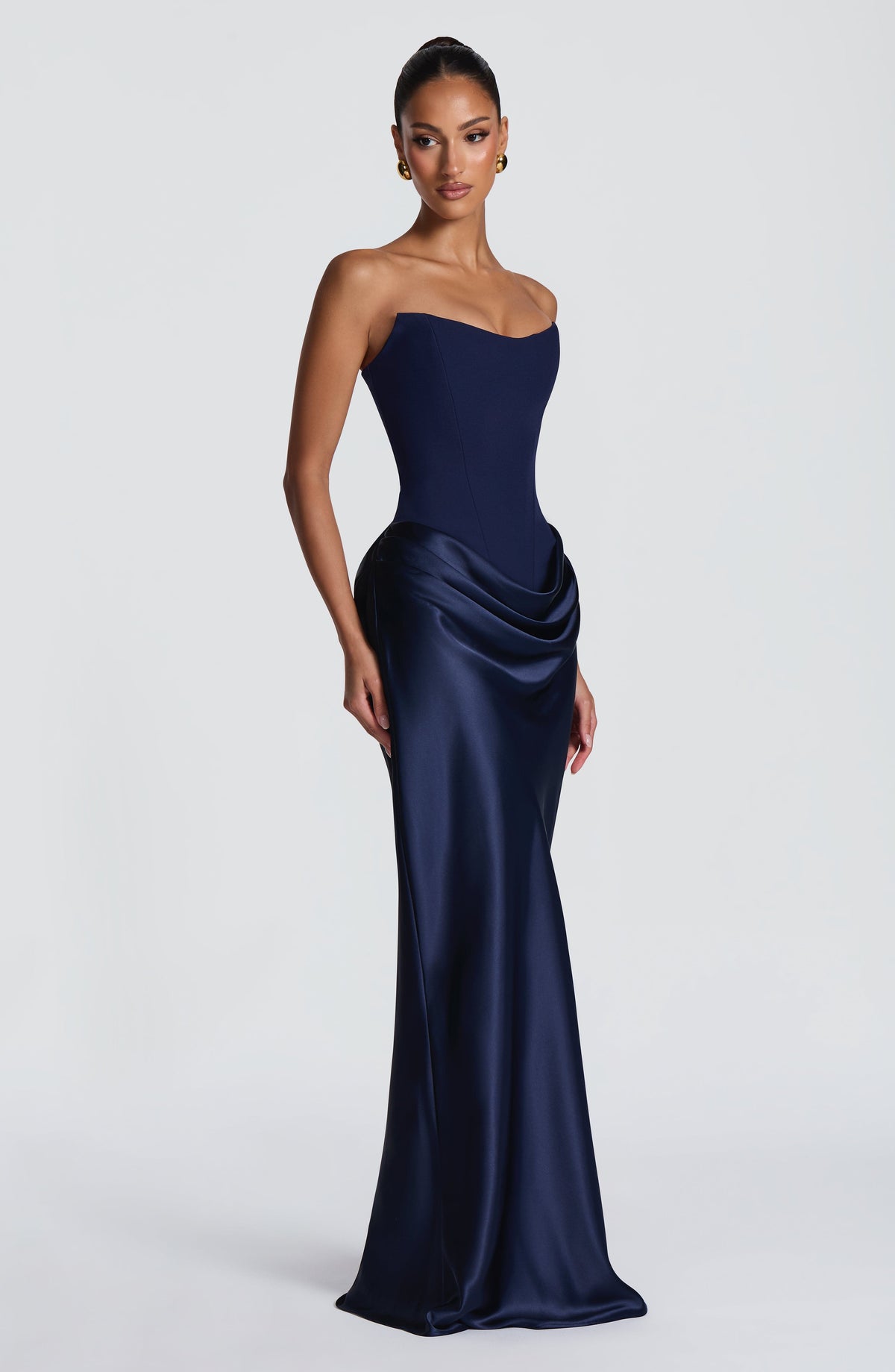 Mujer con el vestido Marta™ azul marino para ir de invitada a una boda, foto 3