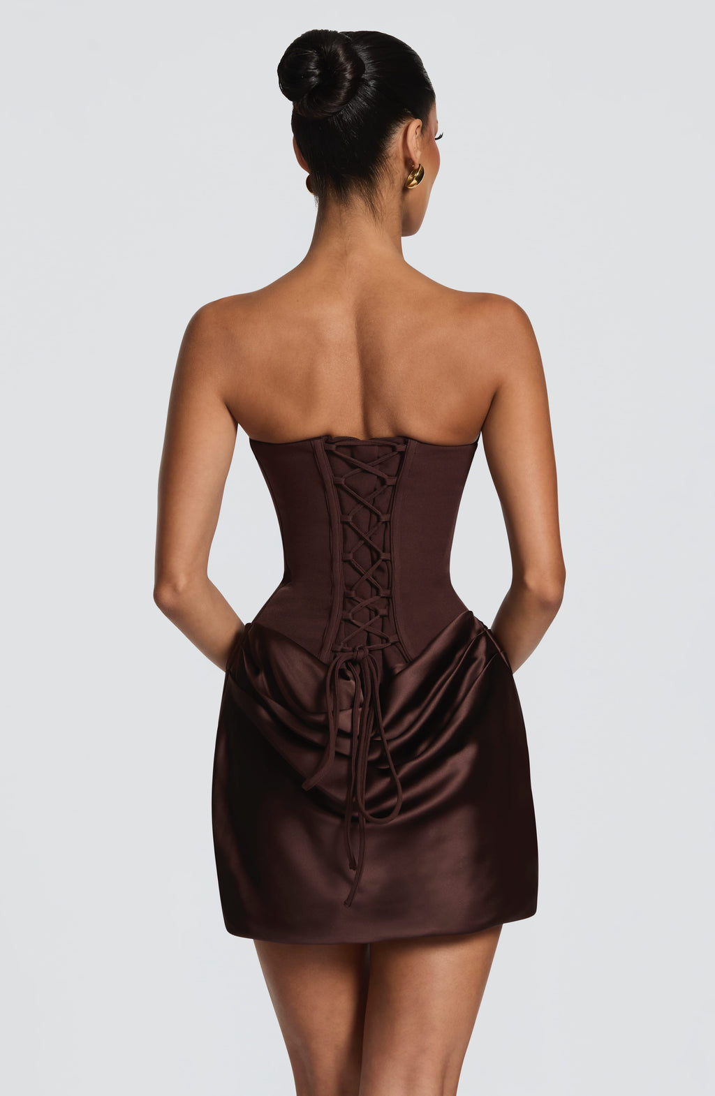 Mujer con el vestido Marta™ ciruela para un cóctel, foto 3