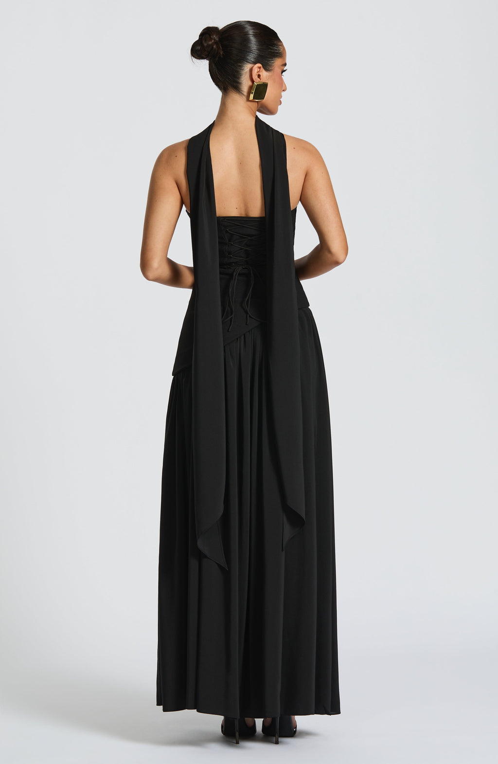 Mujer con el vestido Malena™ negro para ir de invitada a una boda, foto 3