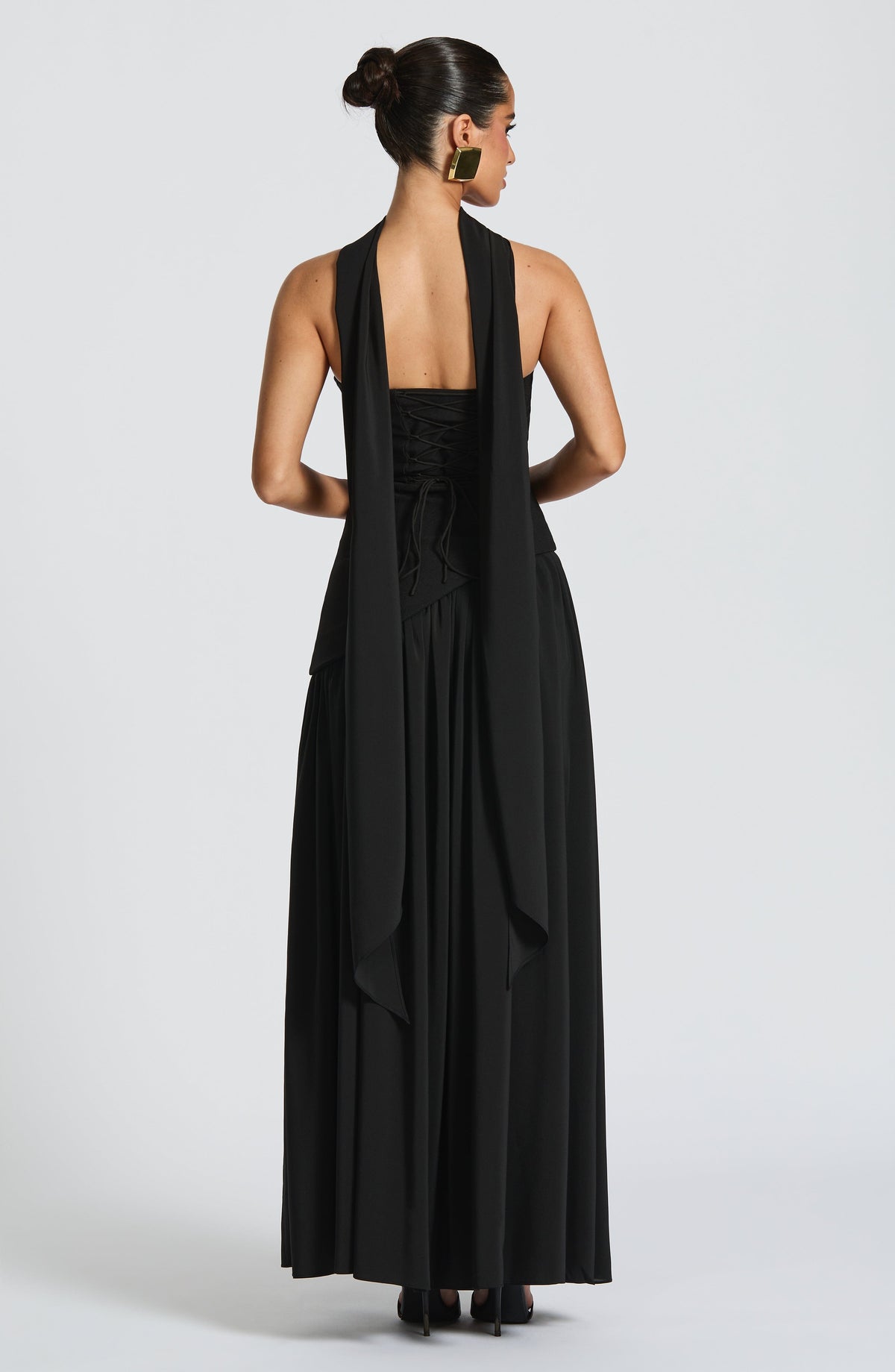 Mujer con el vestido Malena™ negro para ir de invitada a una boda, foto 3