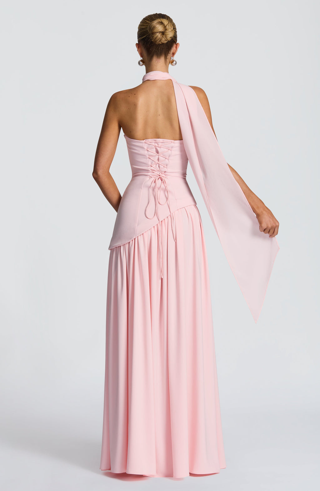 Mujer con el vestido Malena™ rosa para ir de invitada a una boda, foto 3