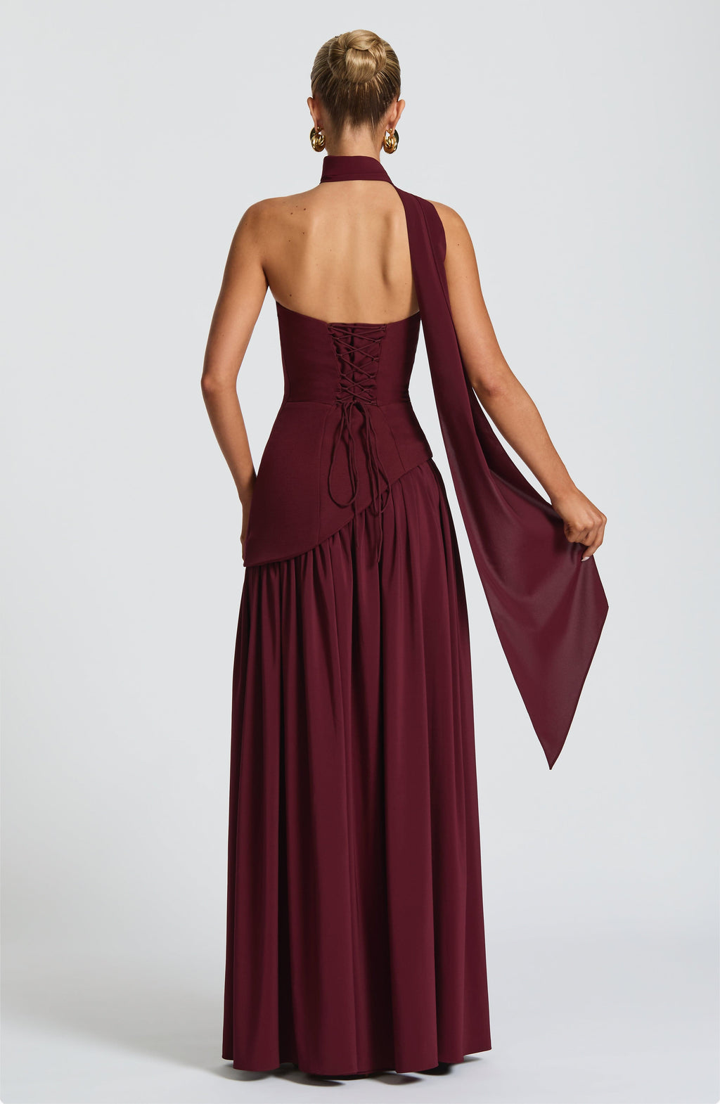 Mujer con el vestido Malena™ cereza para ir de invitada a una boda, foto 3