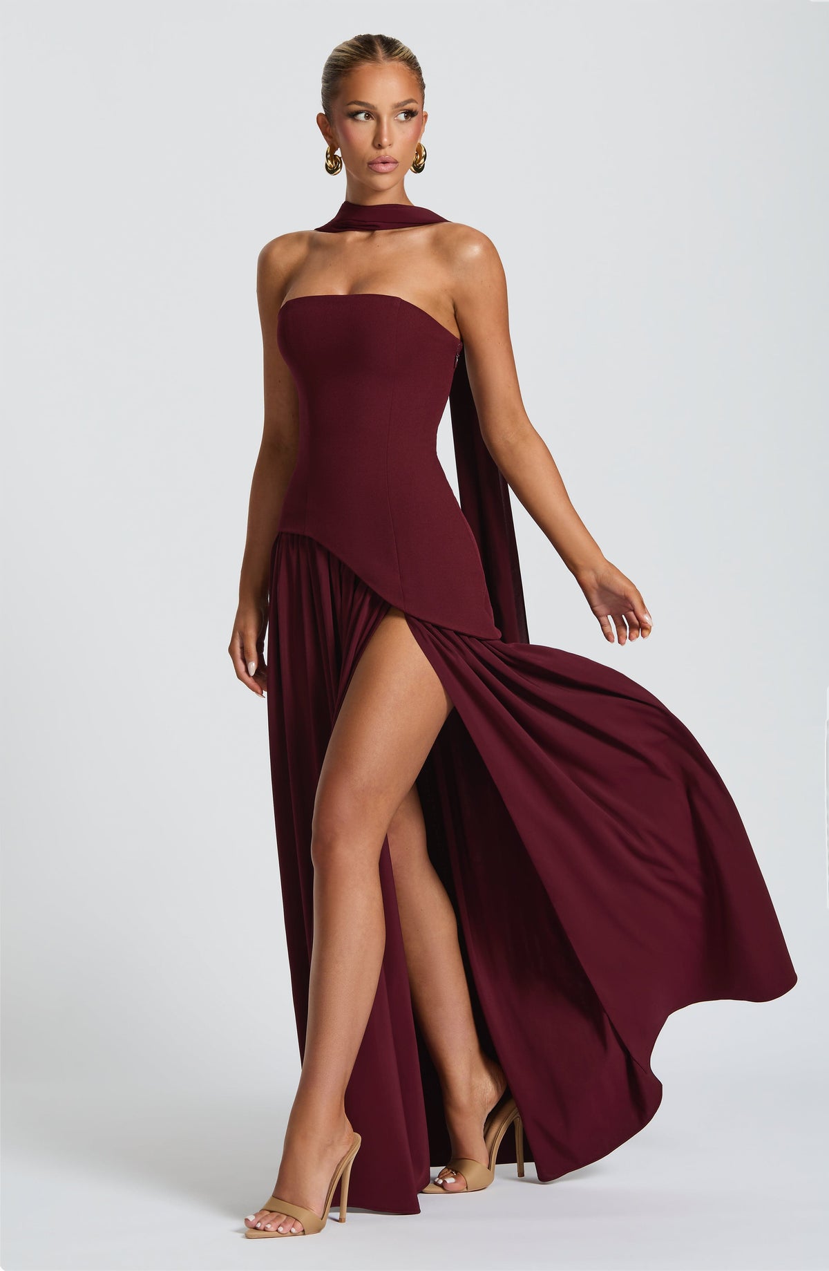 Malena™ en cereza, vestido largo de chifón, con corsé