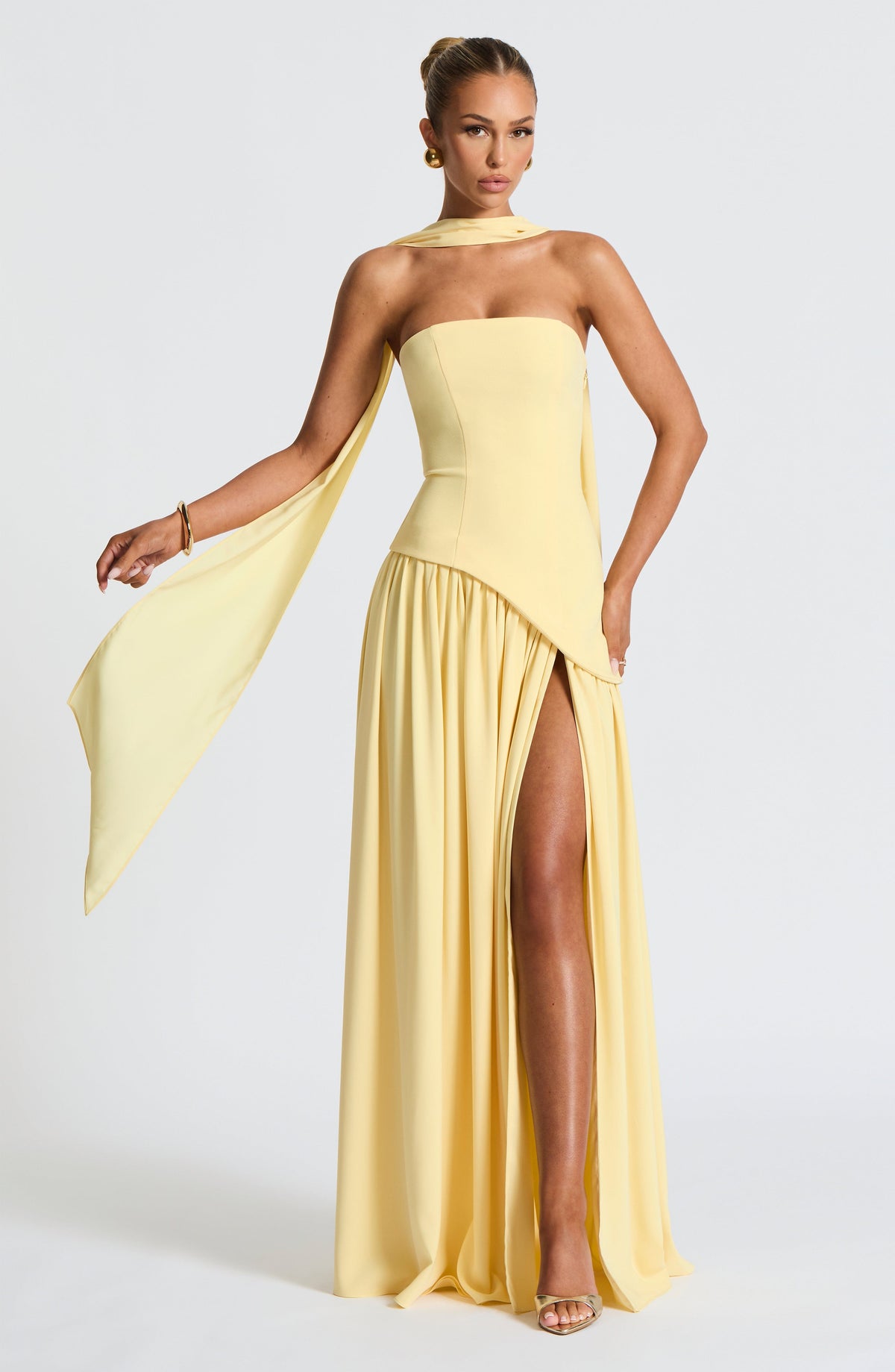 Mujer con el vestido Malena™ amarillo limón para ir de invitada a una boda, foto 3