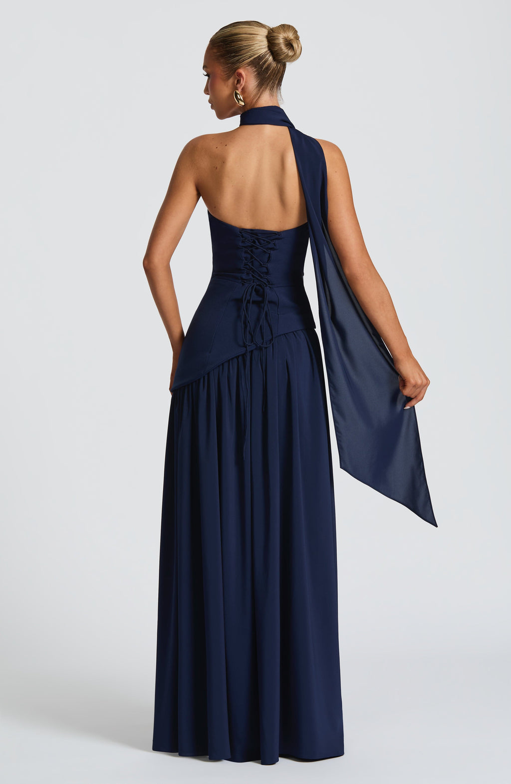 Mujer con el vestido Malena™ azul marino para ir de invitada a una boda, foto 3