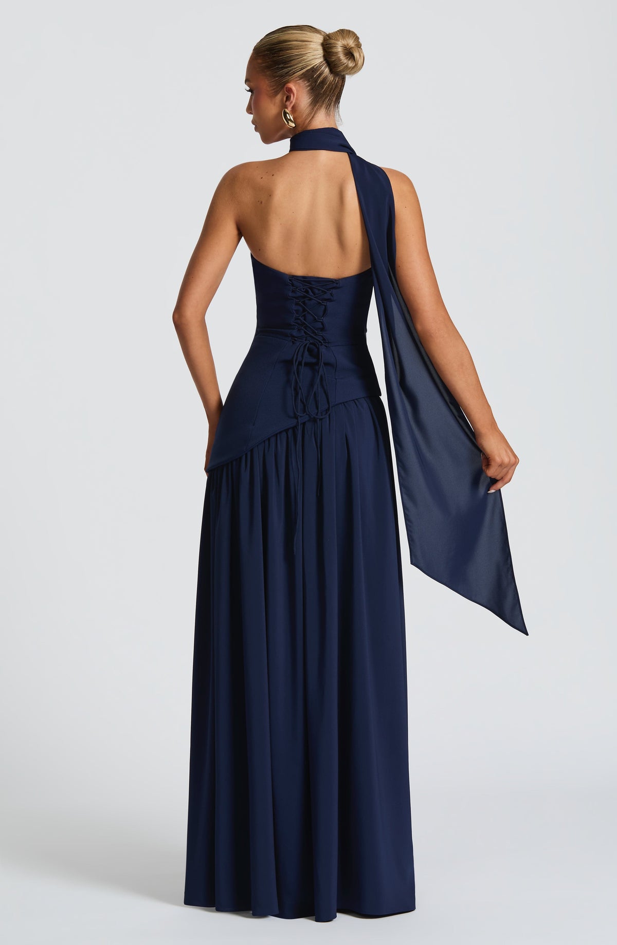 Mujer con el vestido Malena™ azul marino para ir de invitada a una boda, foto 3