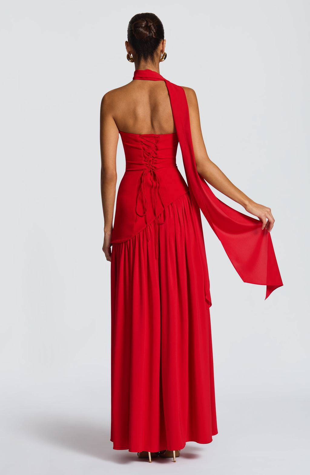 Mujer con el vestido Malena™ rojo para ir de invitada a una boda, foto 3