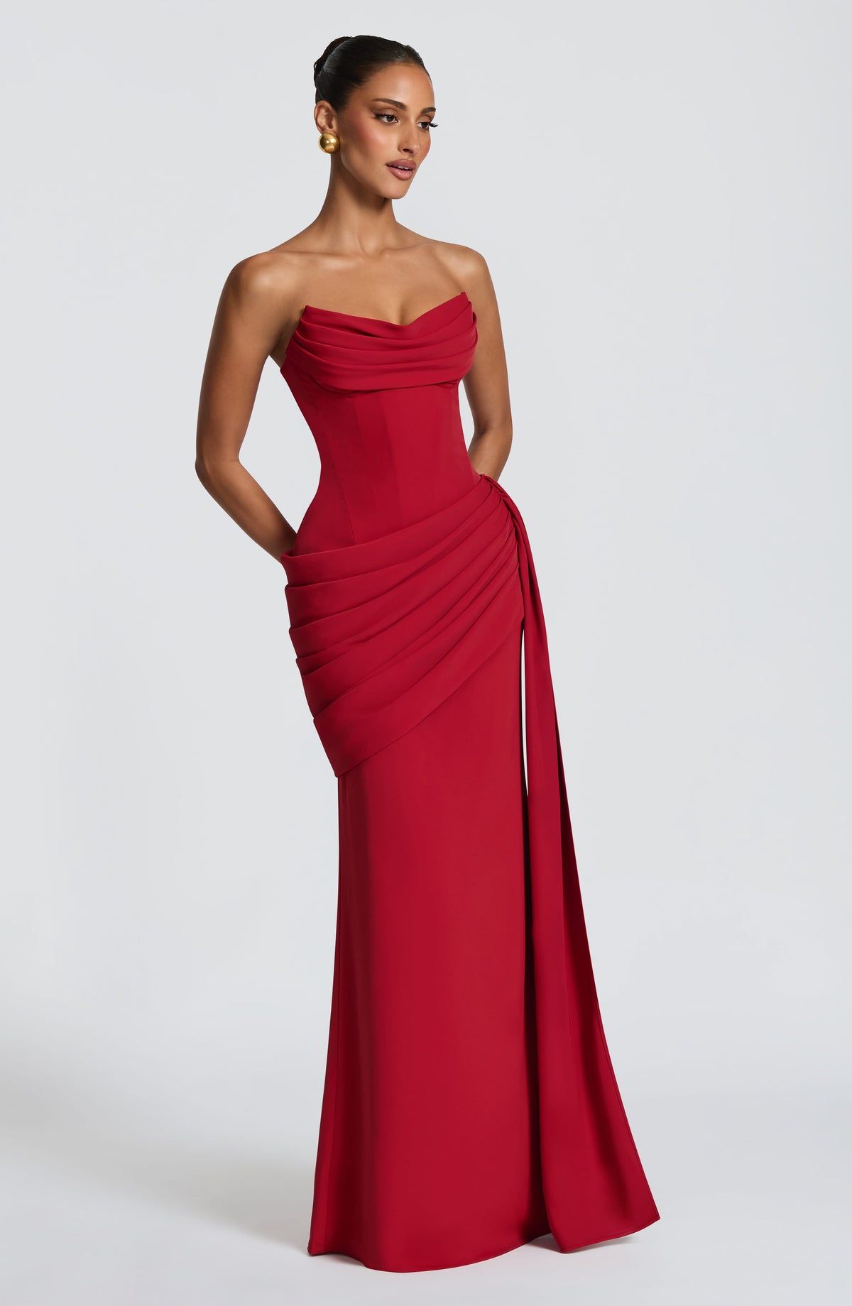 Mujer con el vestido Marisa™ rojo para ir de invitada a una boda, foto 3