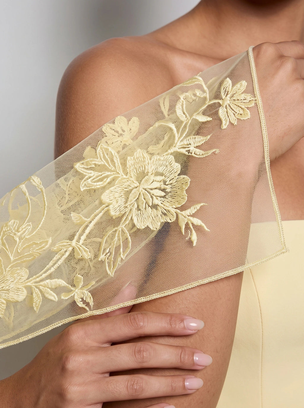 Mía™ en amarillo limón, estola de tul bordado, detalle del bordado