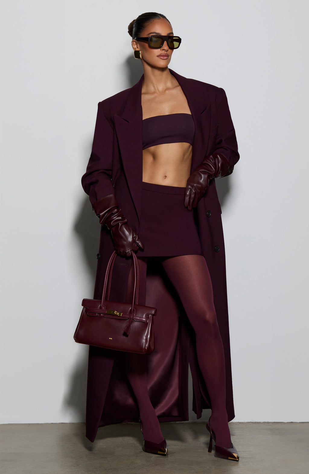 Mujer con abrigo cruzado de sastre morado Micaela™ para una boda de invierno, foto 3