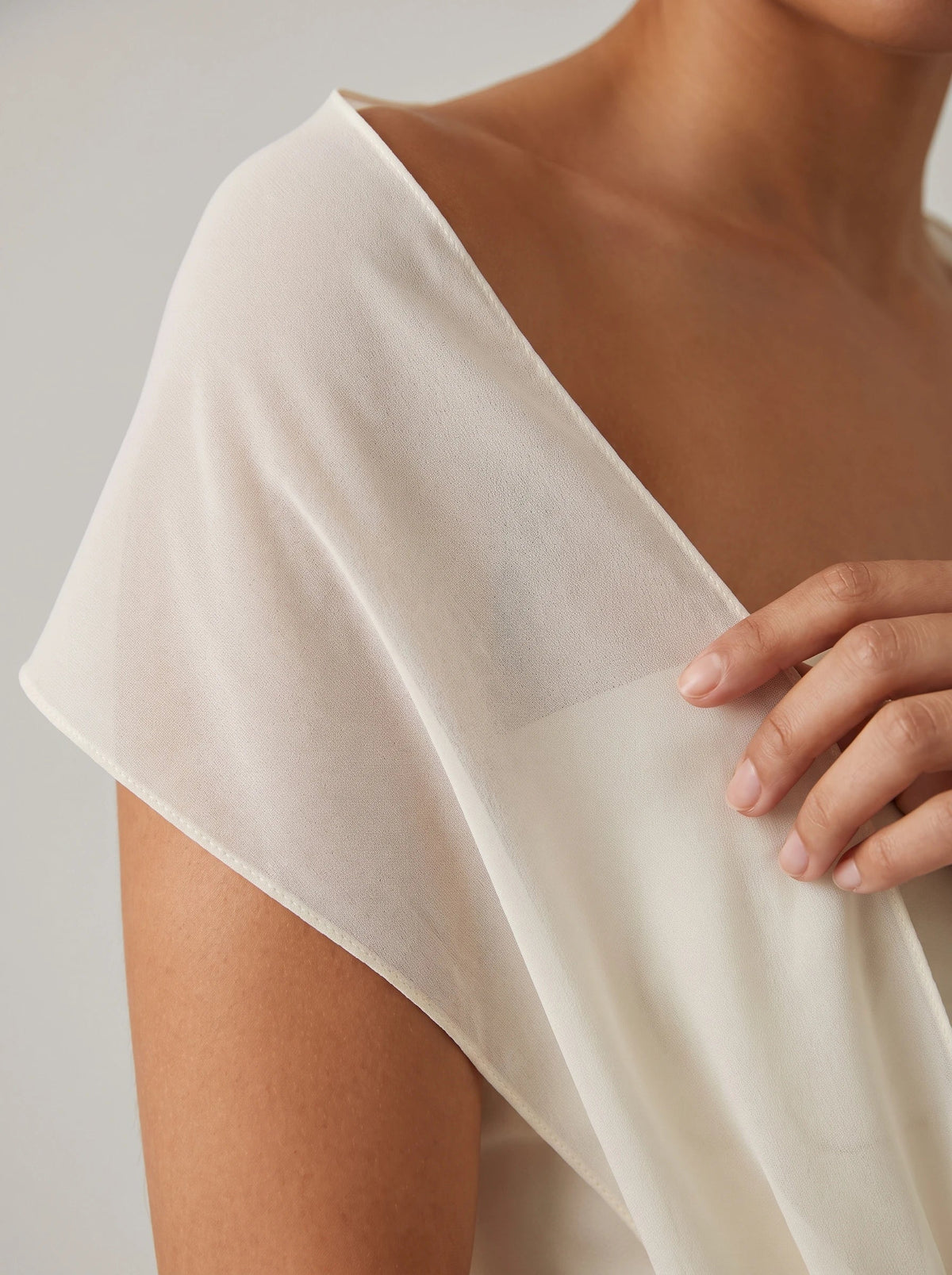 Mila™ en marfil, estola de chifón, detalle del tejido