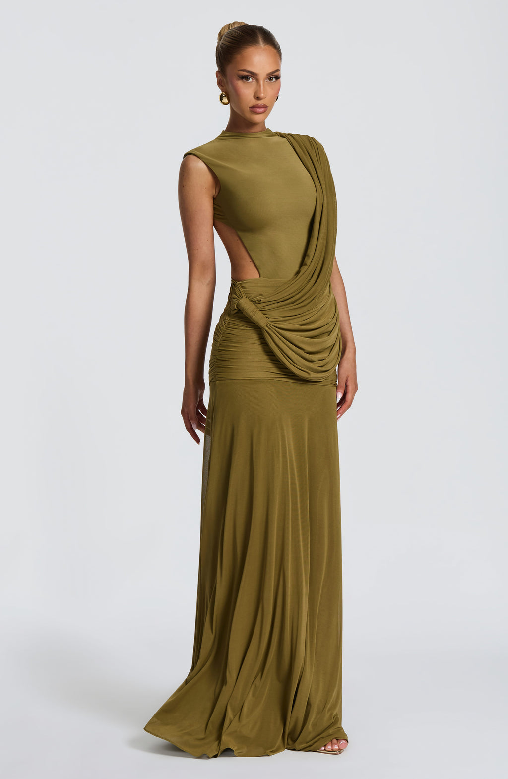 Mujer con el vestido Mireya™ oliva para ir de invitada a una boda, foto 3