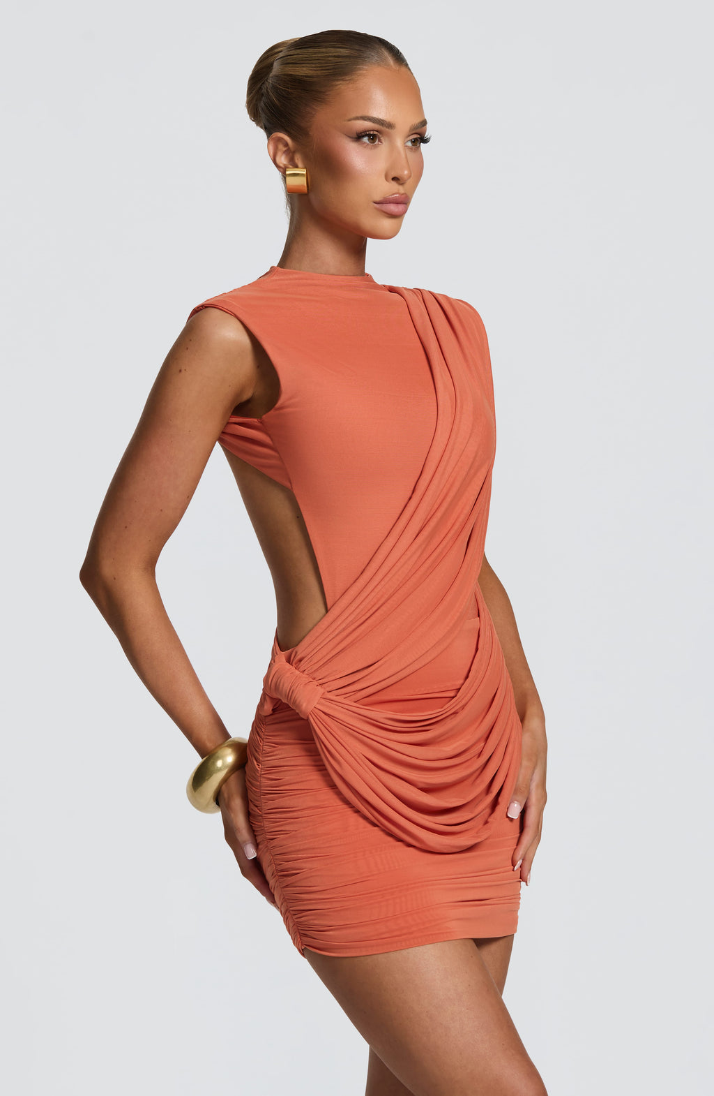 Mujer con el vestido Mireya™ naranja para un cóctel, foto 3