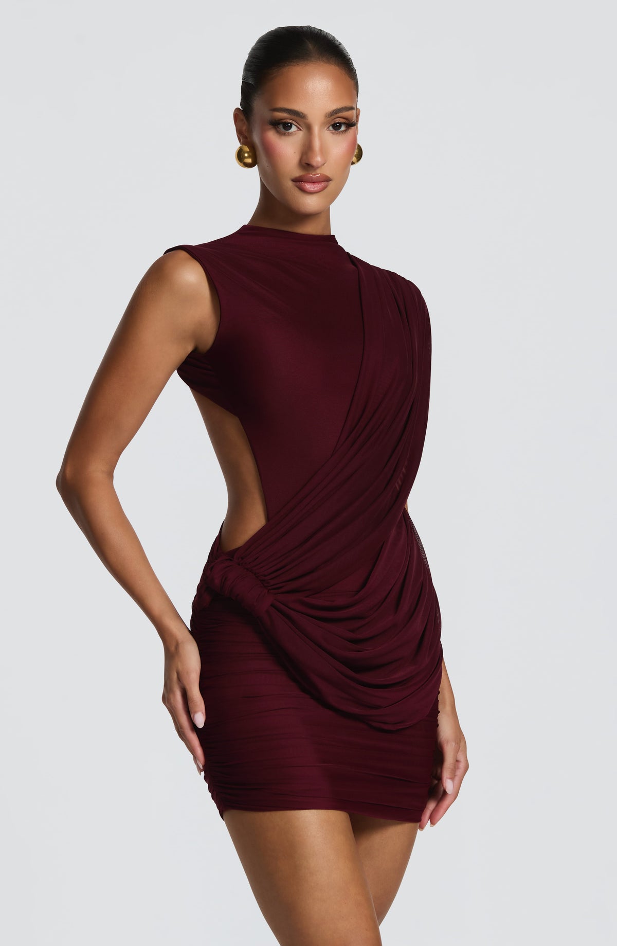 Mujer con el vestido Mireya™ cereza para un cóctel, foto 3