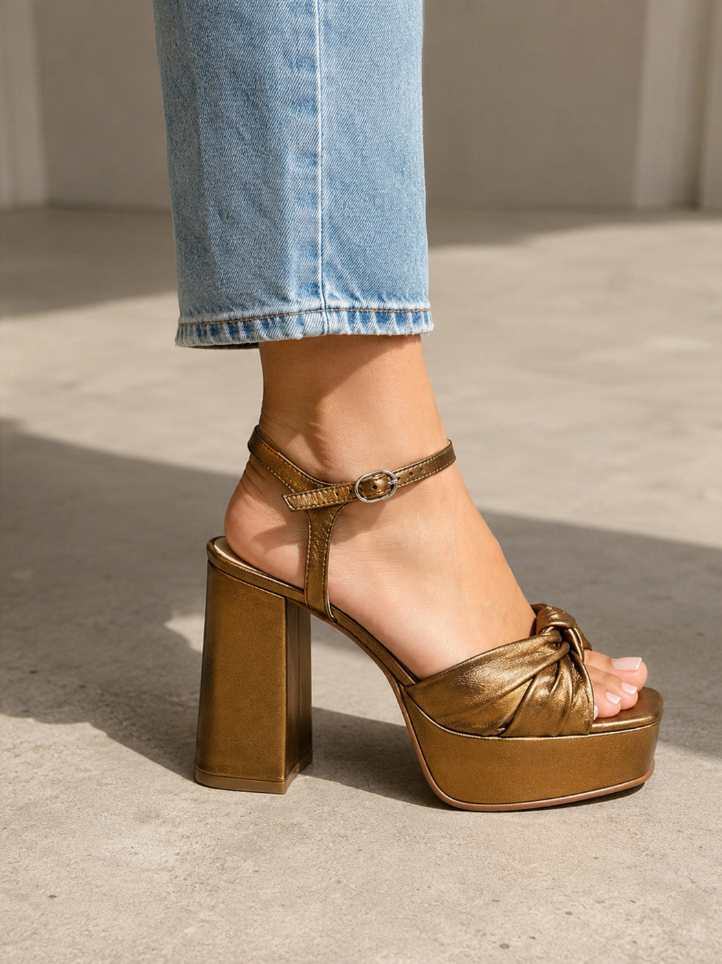 Leyre™ - Sandalias de Plataforma con Nudo Metalizado Bronce