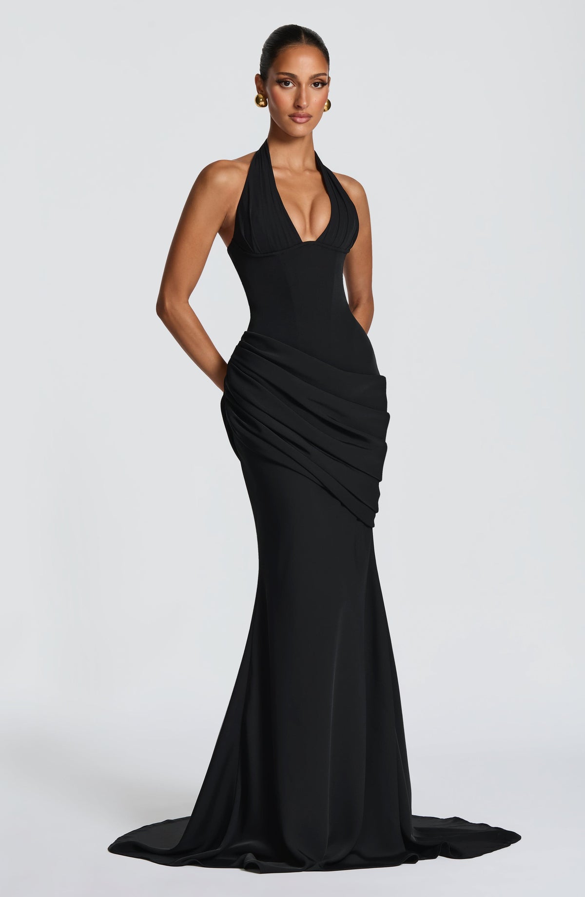 Mujer con el vestido Noelia™ negro para ir de invitada a una boda, foto 3
