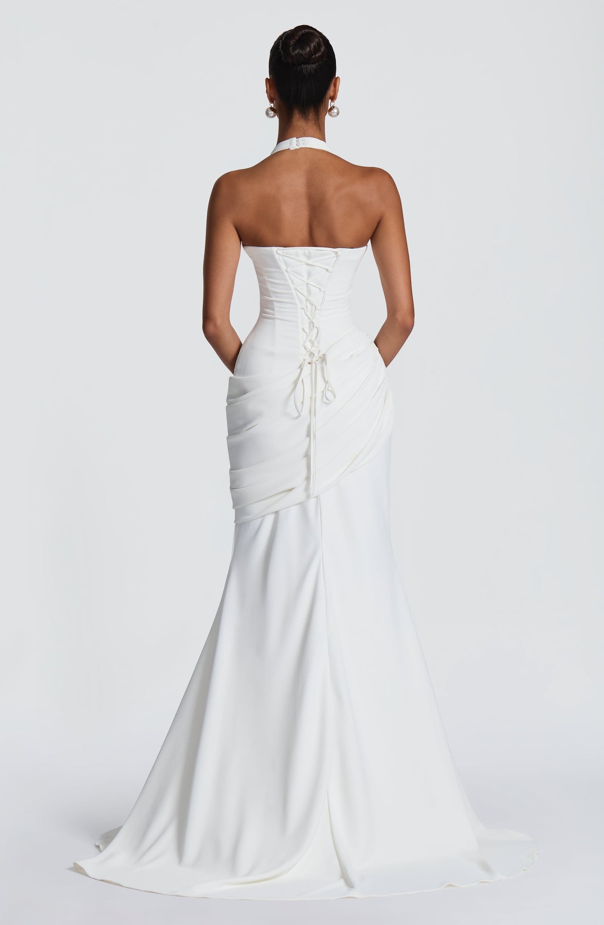 Mujer con el vestido largo Noelia™ marfil para una preboda, foto 3