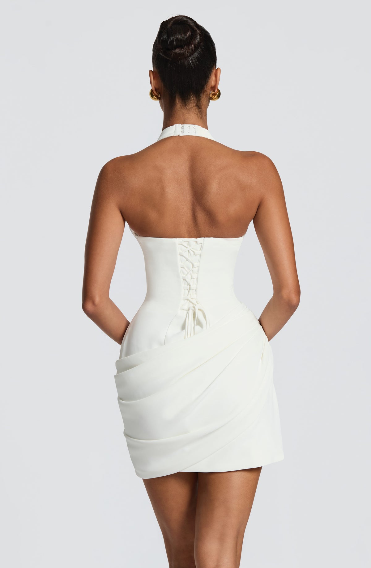 Noelia™ en marfil, vestido corto halter, con corsé