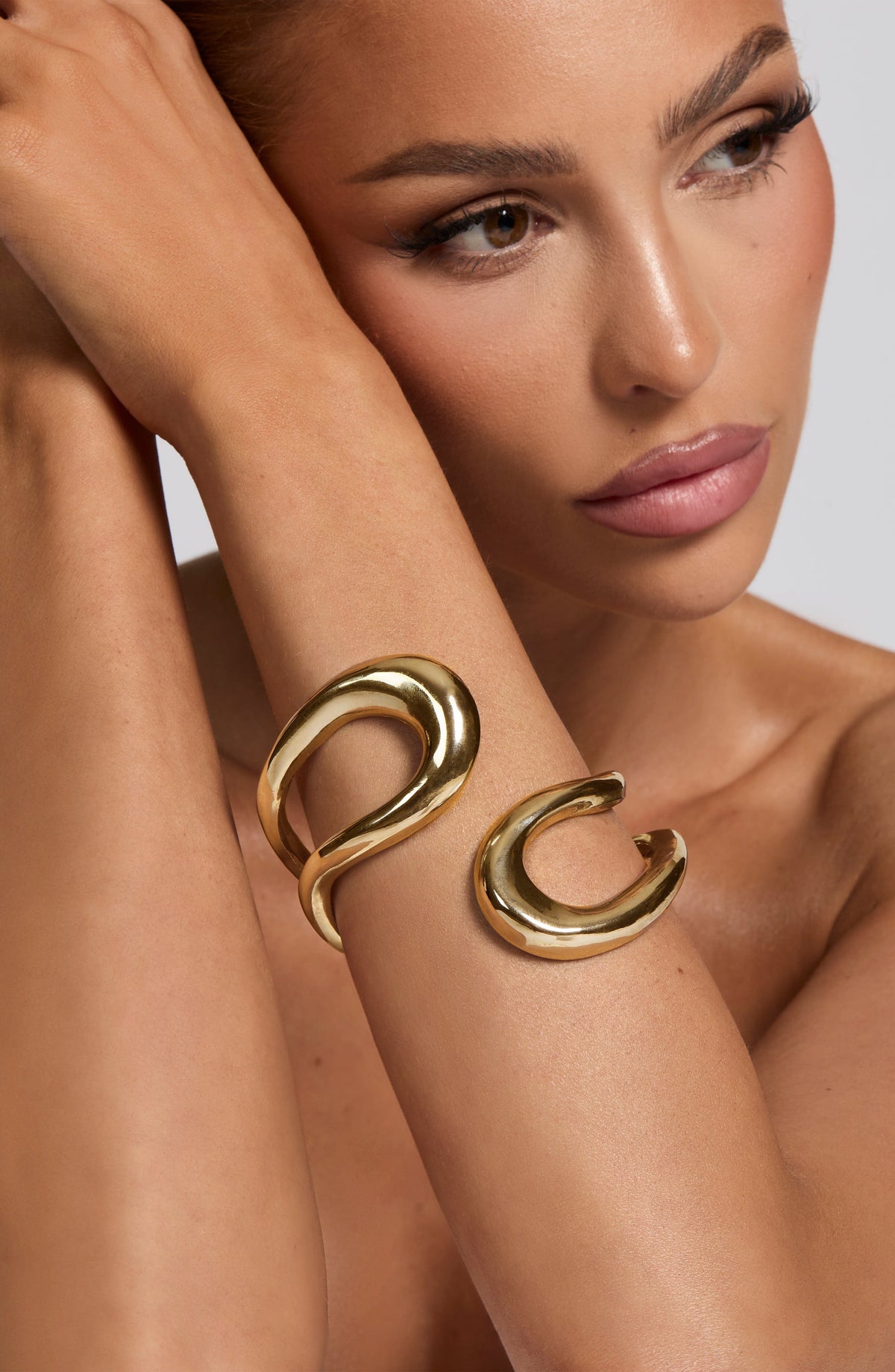 Nívea™ - Brazalete Rígido Dorado