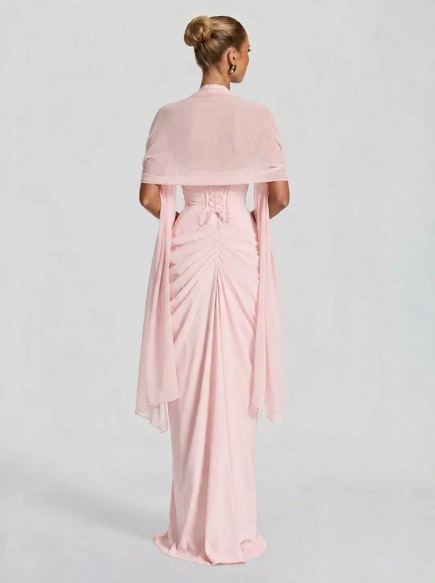 Mujer con estola de chifón rosa Noa™ para una boda, vista de espalda