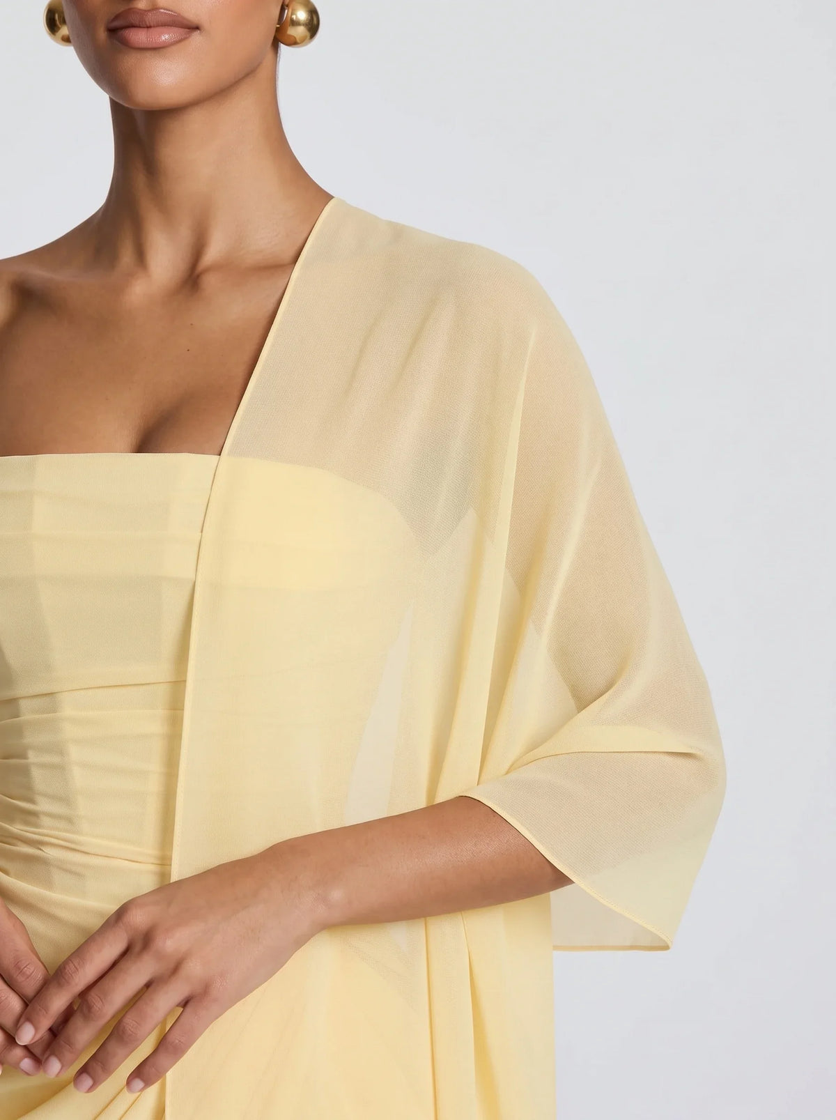Nora™ en amarillo, estola de chifón, detalle de la transparencia del chifón