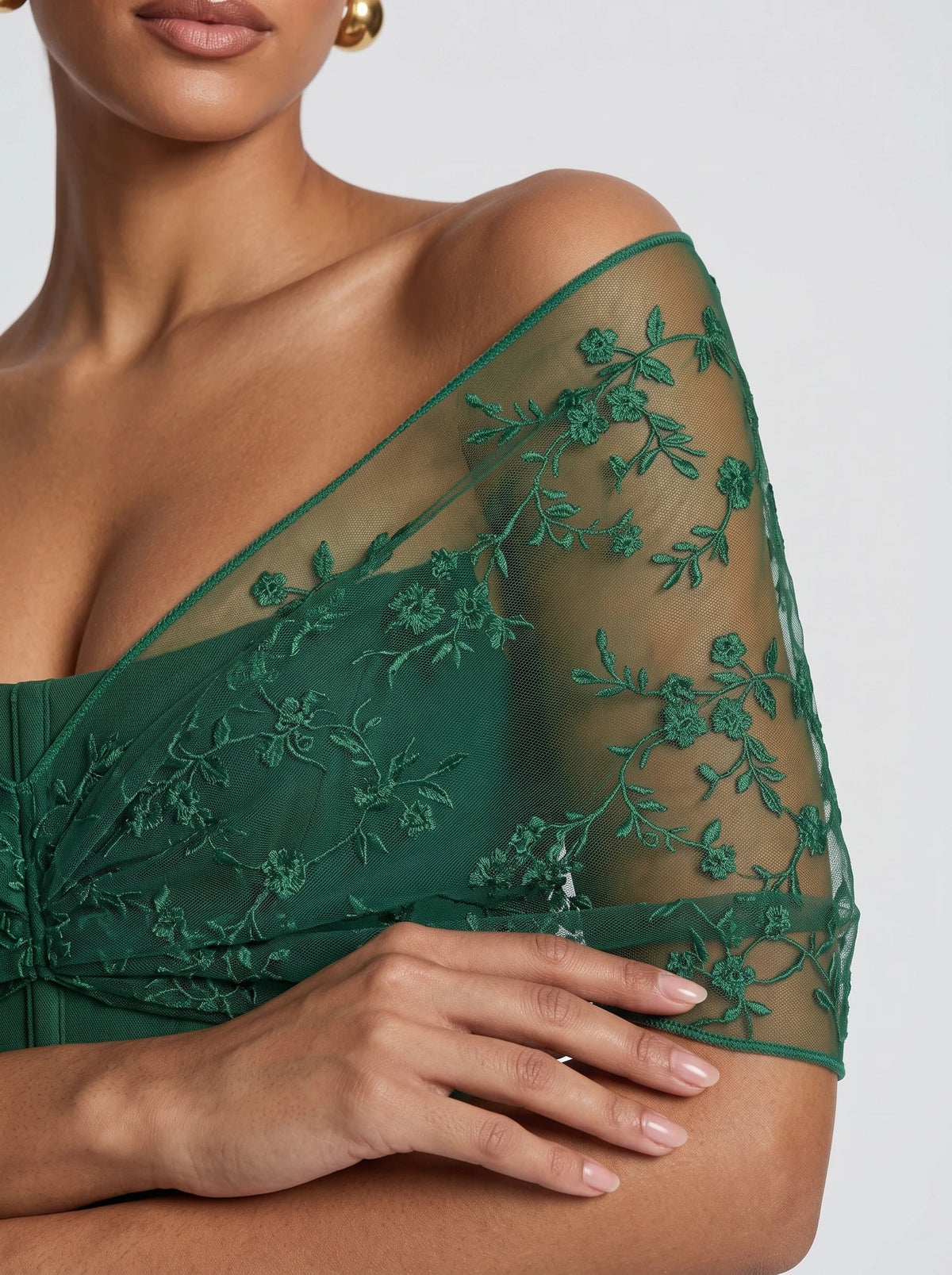 Olga™ en esmeralda, estola de tul bordado, detalle del tejido