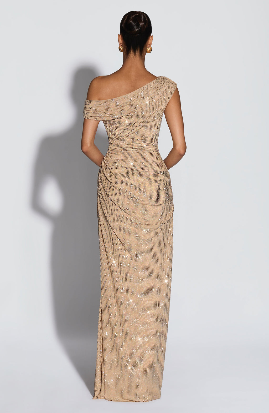 Mujer con el vestido Otilia™ dorado para tu graduación, foto 3