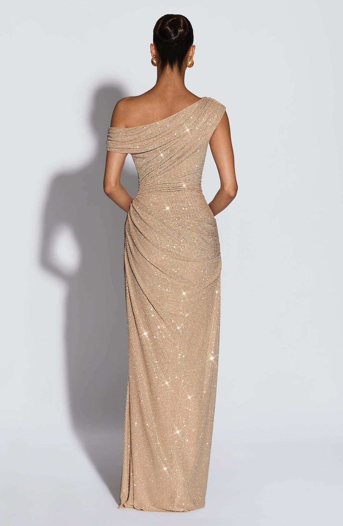 Mujer con el vestido Otilia™ dorado para tu graduación, foto 3